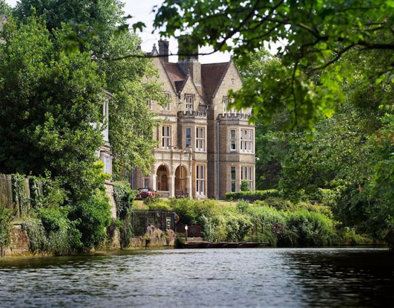 The Architecture of the Women's Colleges Education and Activism